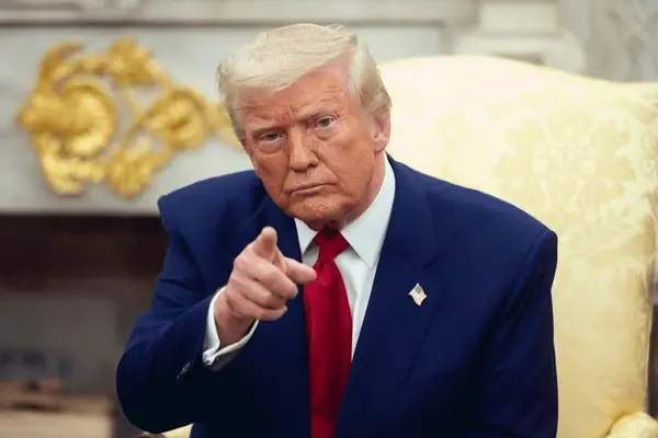 Trump advierte y señala con el dedo