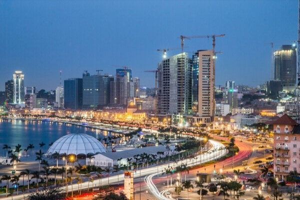 Vista nocturna de Luanda
