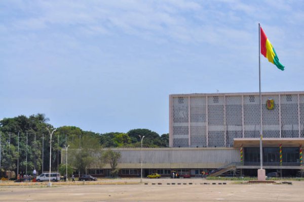 Bandera de Guinea Bissau en edificio Público