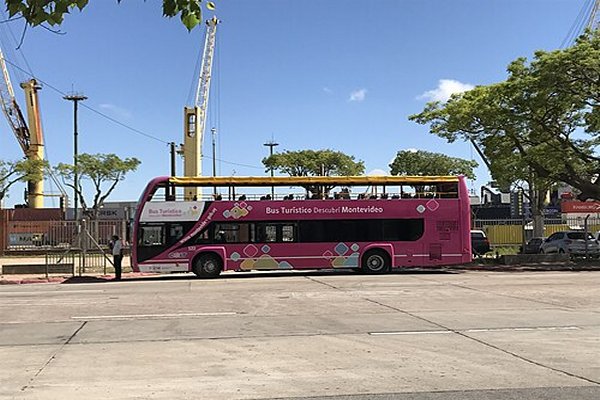 Bus turístico en Montevideo
