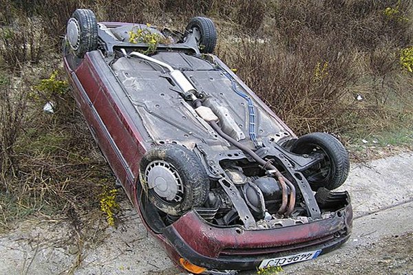 Coche volcado 001