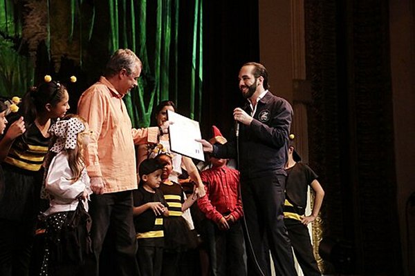 Nayib Bukele con la compañía de teatro infantil la Colmenita