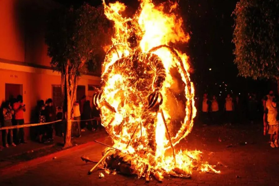 Quema del Diablo, tradición previa a la Navidad en Guatemala