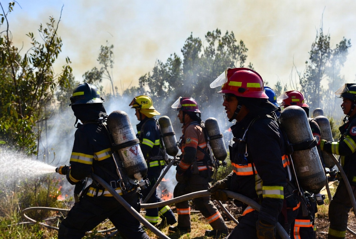 Chile arde: 20 muertos y bomberos atacados mientras combaten los incendios