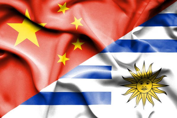 Banderas de Uruguay y China