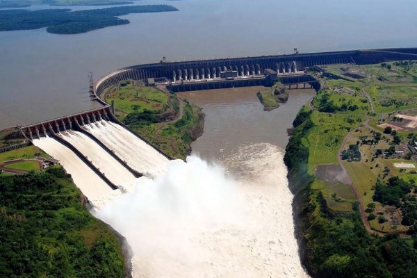 Represa de Itaipú en la frontera entre Paraguay y Brasil