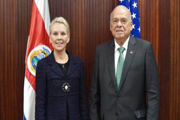 Embajadora de EE.UU en Costa Rica, Melinda Hildebrand y el presidente de la Corte Suprema, Orlando Aguirre