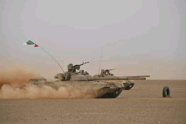 Tanque de las fuerzas armadas argelinas de maniobras