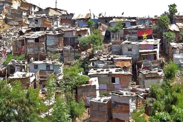 Pobreza en barrios de Angola